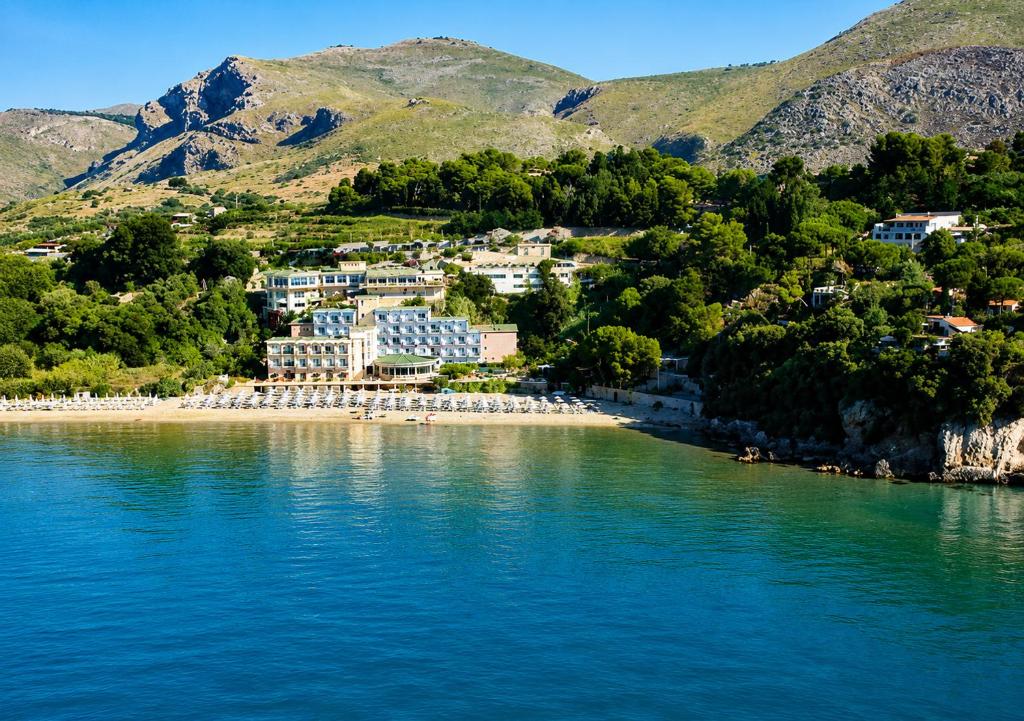 ein Ferienort am Ufer eines Gewässers in der Unterkunft Summit Hotel in Gaeta
