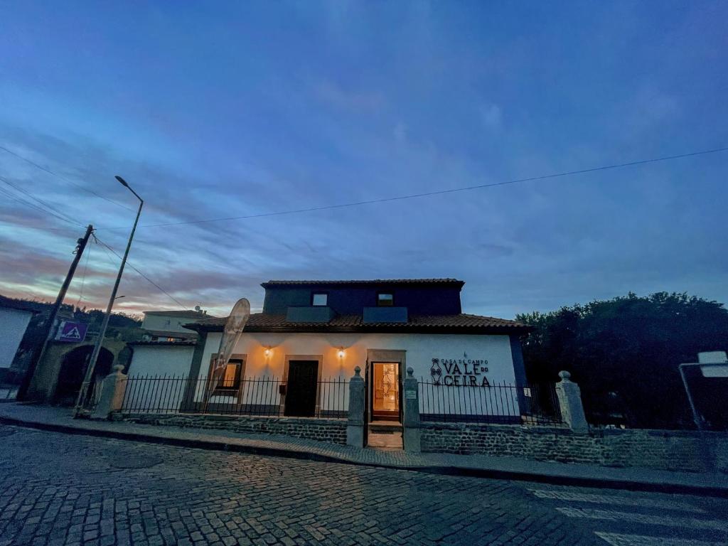 a building on the side of a street at Casa de Campo Vale do Ceira in Góis