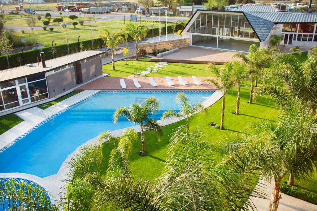 una vista aérea de un complejo con piscina y palmeras en Hotel Posada Maestosso en Leones