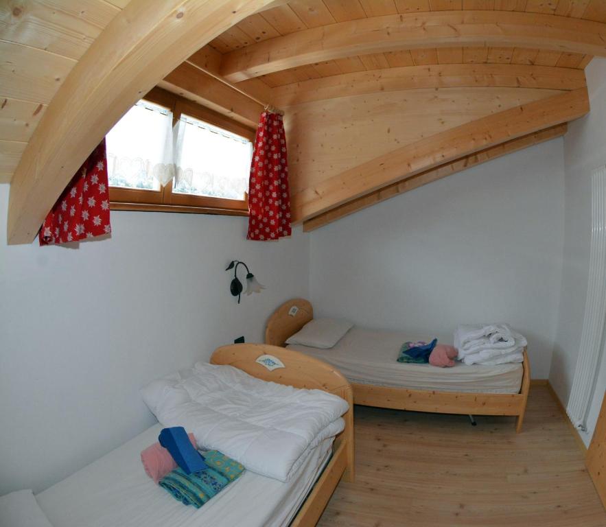 ポッツァ・ディ・ファッサにあるRossetti Bigの小さな部屋のベッド2台付きのベッドルーム1室