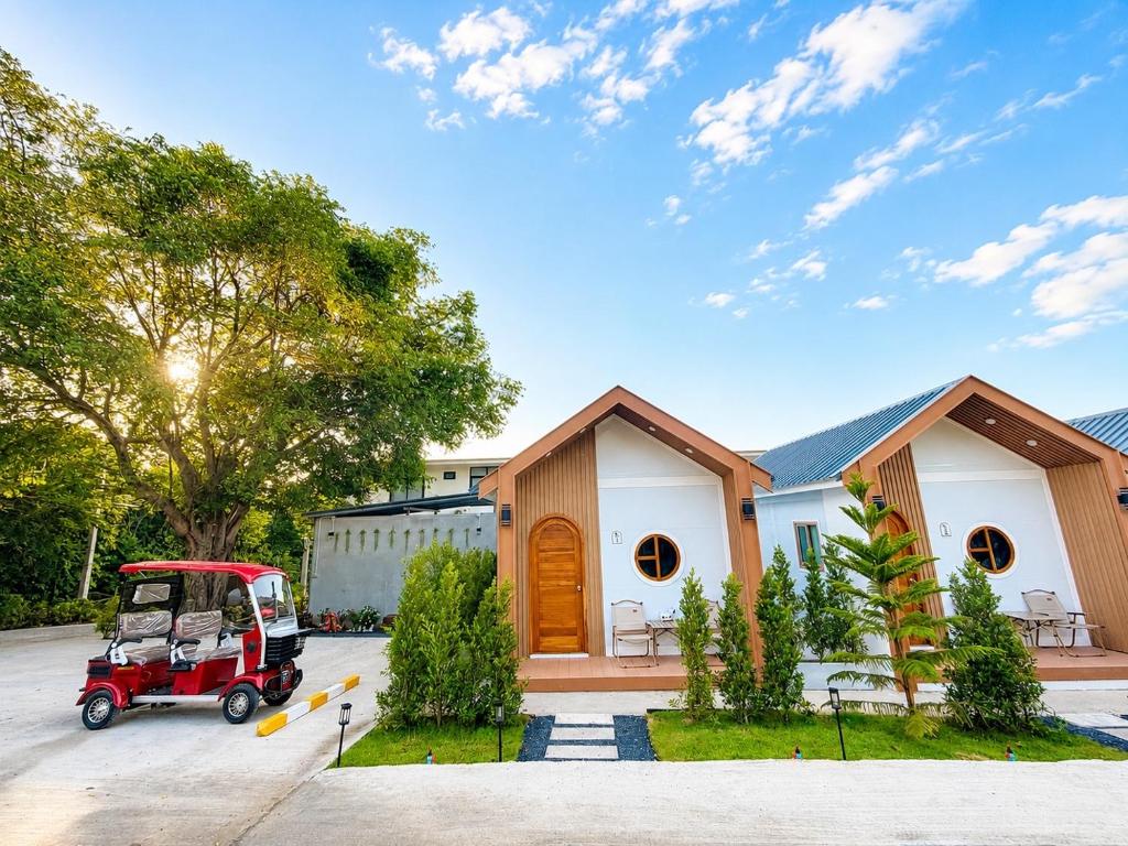 a golf cart parked in front of a house at บ้านต้นจันทร์ in Nathon Bay