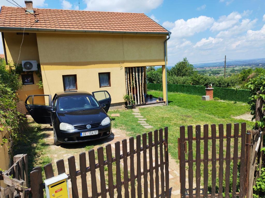 a small car parked in front of a house at Dedinje, ul Zorana Mitrovića 22 in Jagodina