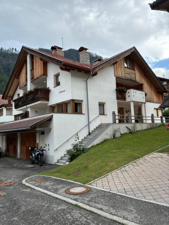 a building with a motorcycle parked in front of it at Appartamenti la Fontana in San Martino in Badia