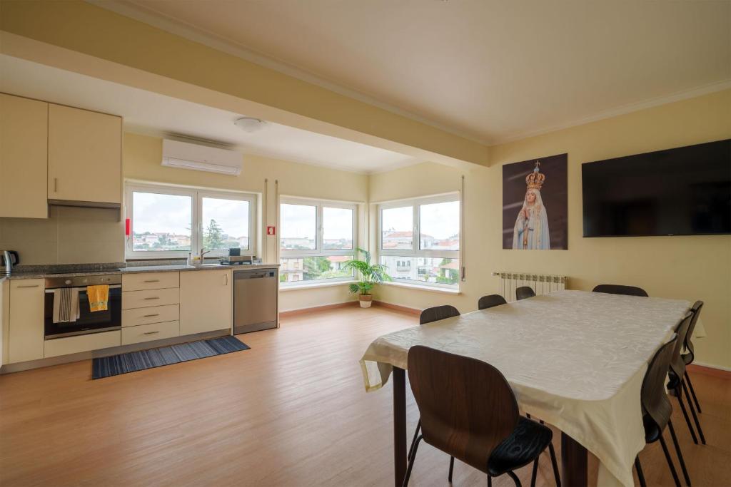 a kitchen with a table and chairs in a room at StaynFeel 04 in Fátima
