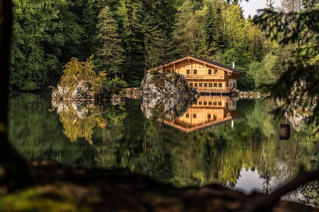 a house in the middle of a lake at Berglsteinersee 712er Lounge in Breitenbach am Inn