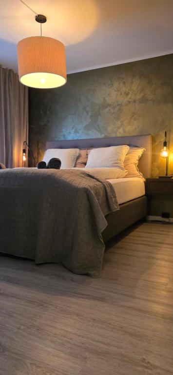 a bedroom with a large bed in a room at Koselig og moderne leilighet, meget sentralt i Narvik med gratis parkering! in Narvik
