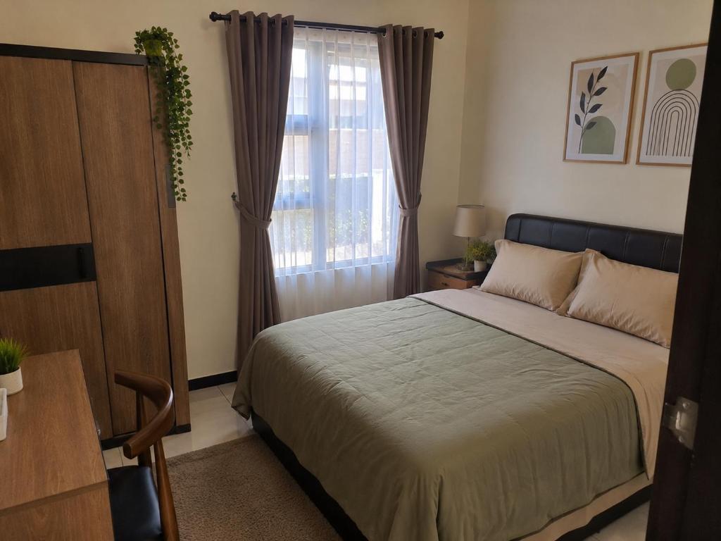 a bedroom with a bed and a window at Tiệm Ăn Villa 3 in Phước Lộc Xã