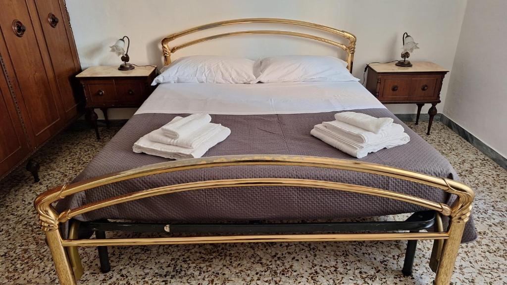 a bedroom with a bed with towels on it at Appartamento in Via Cardella in Pitigliano