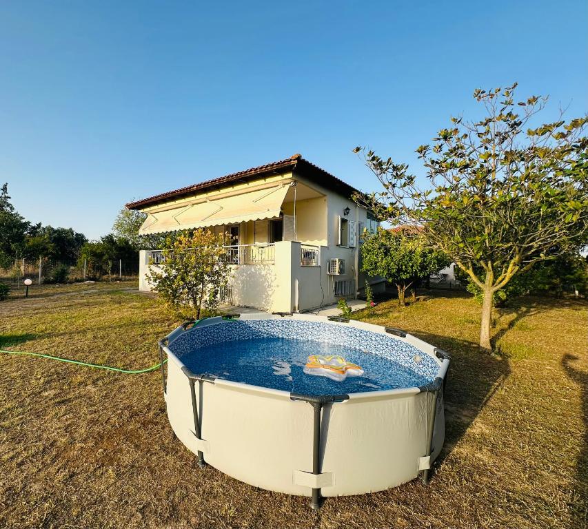 a large tub sitting in a yard next to a house at MELIA Holidays & Living in Epanomi