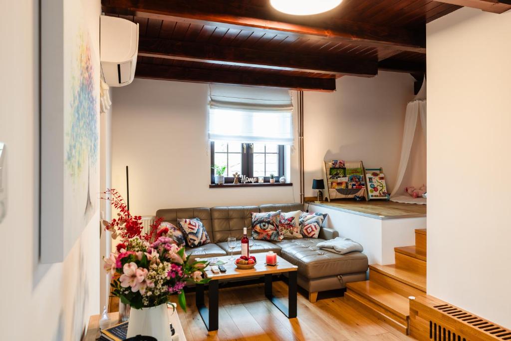 a living room with a couch and a table at Apartmán na Pasekách in Bystrzyca