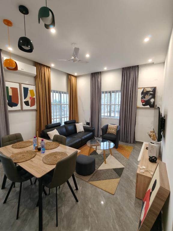 a living room with a table and a couch at La Villa K - 1 Chambre Salon in Lomé