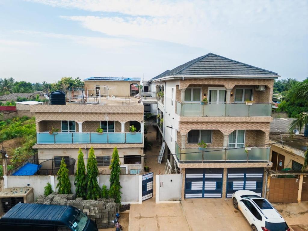 an overhead view of a house with a car parked in front at Appartement blue sky unique et élégante in Lomé