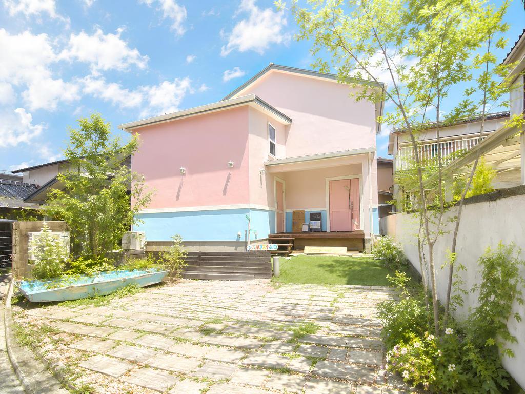 a pink and blue house with a patio at Magical Skate Casa in Wakayama