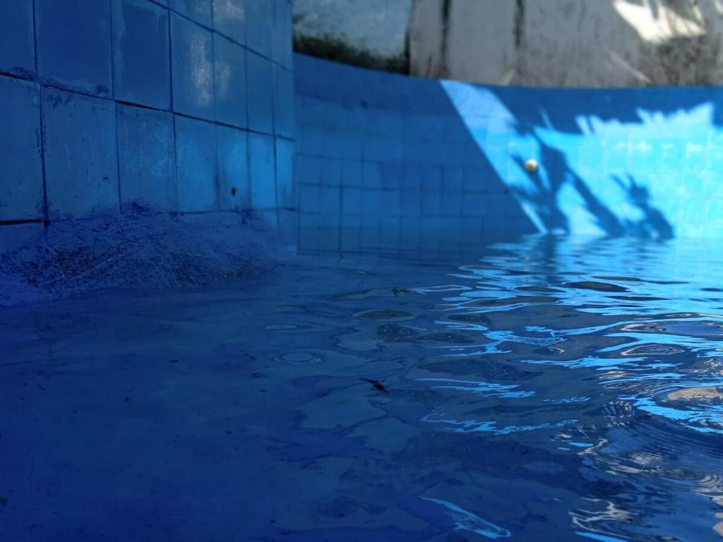 a picture of a swimming pool with water at Casa grande in Serra