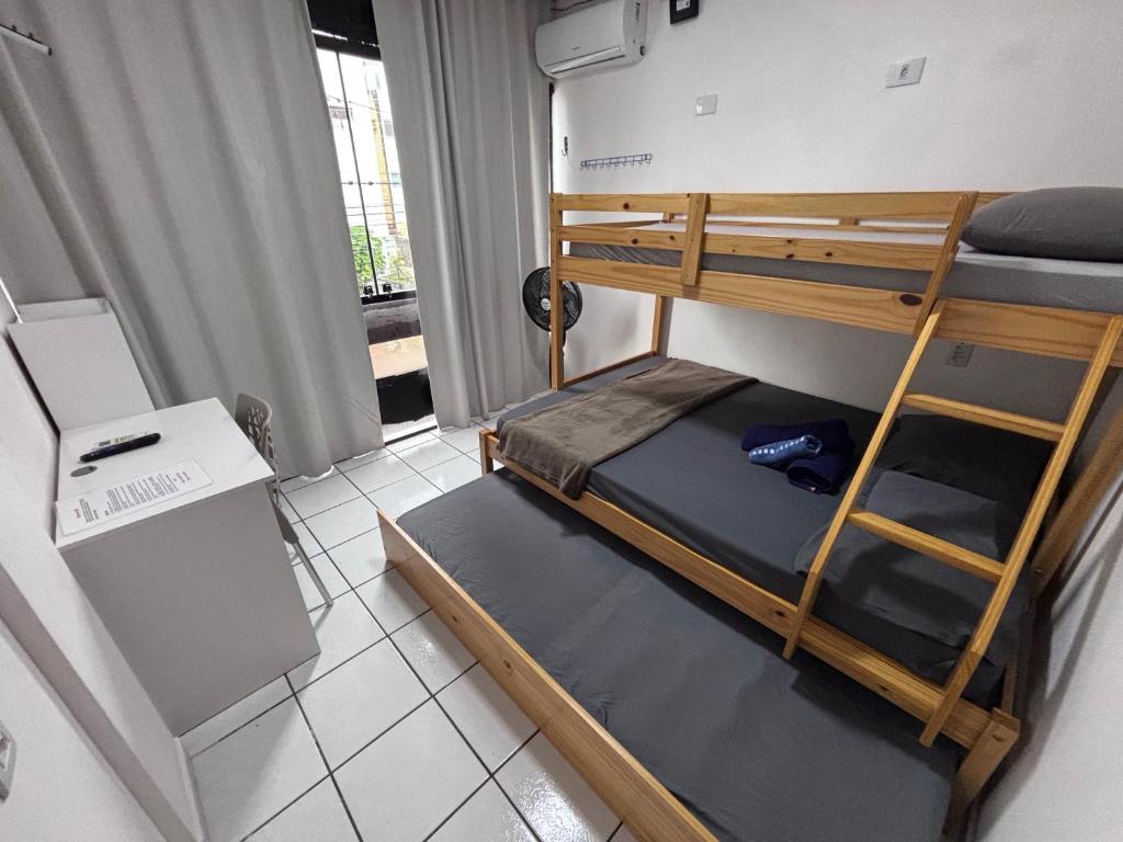 ein Zimmer mit zwei Etagenbetten und einem Fenster in der Unterkunft Charme 239 in Natal