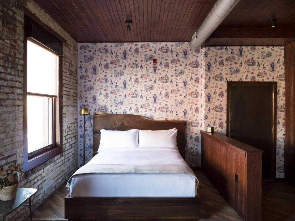 Postel nebo postele na pokoji v ubytování Wm. Mulherin's Sons Hotel