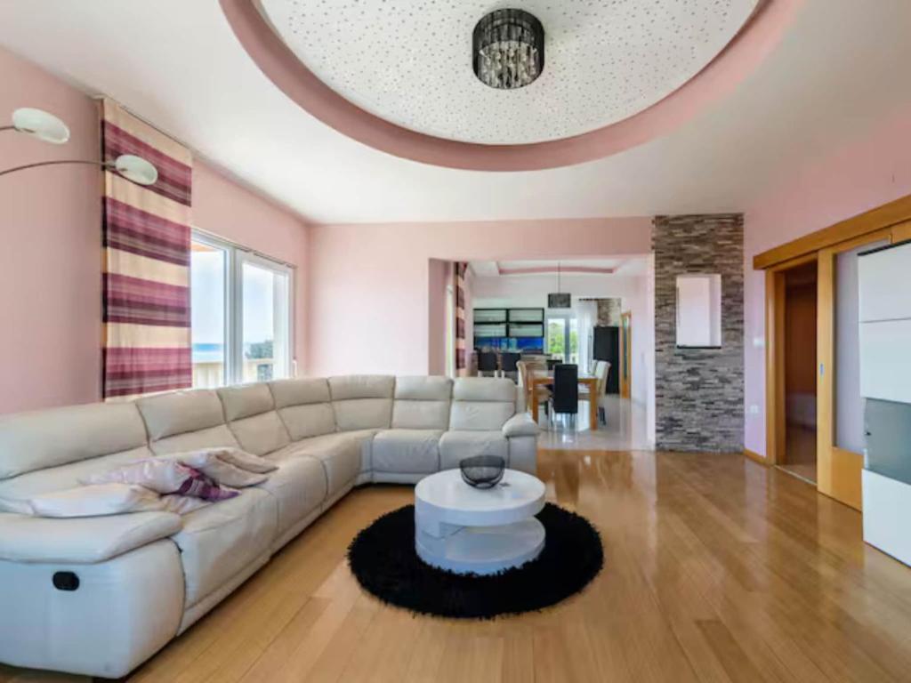 Six Bedroom Villa with Outdoor Pool, Sauna and Hot Tub