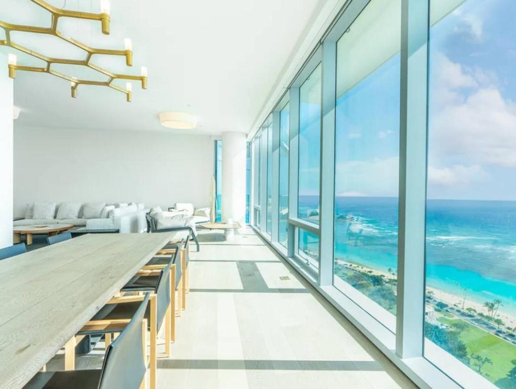 a room with a view of the ocean at Sunset View Apartment Deluxe in Honolulu