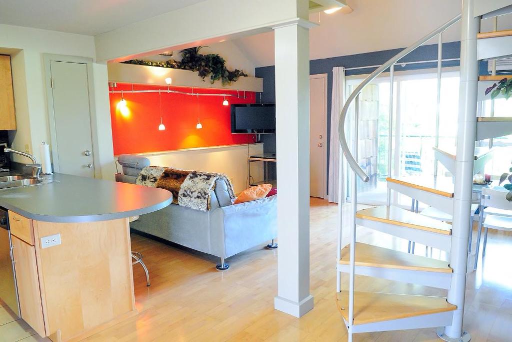 ein Wohnzimmer mit einem Sofa und einem Tisch in einem Zimmer in der Unterkunft Barton Hills Condominiums in Austin