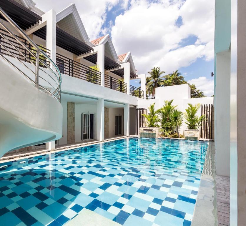 ein Swimmingpool vor einer Villa in der Unterkunft Winds Boutique Hotel in Angeles