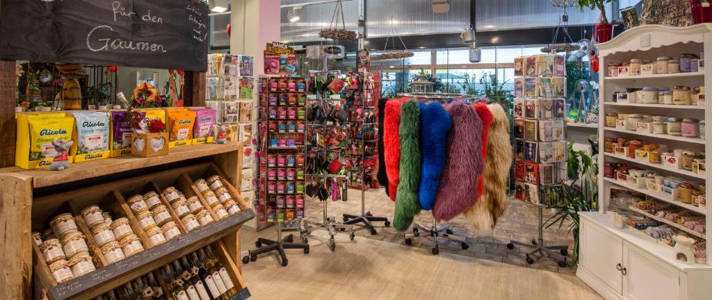Supermarket nebo jiné obchody v  hotelu nebo okolí
