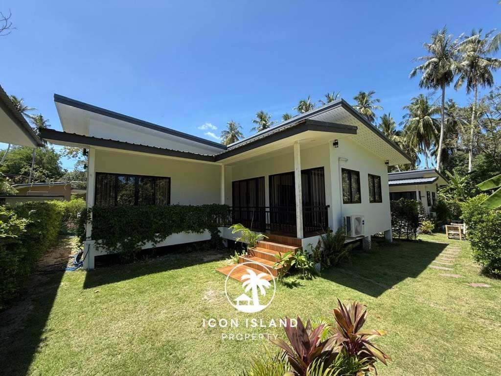 a house with a lawn in front of it at Coco Villa in Hinkong
