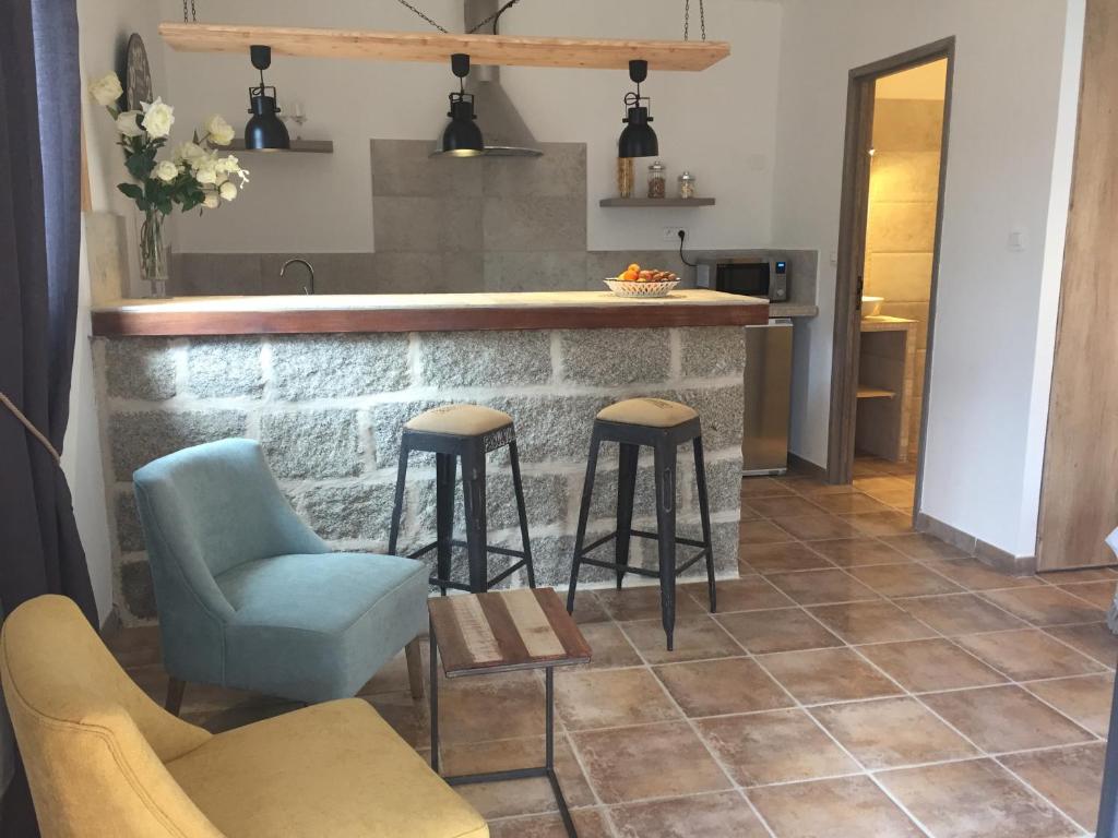 サルテーヌにあるMaredda 1のキッチン(バー、椅子2脚、テーブル付)