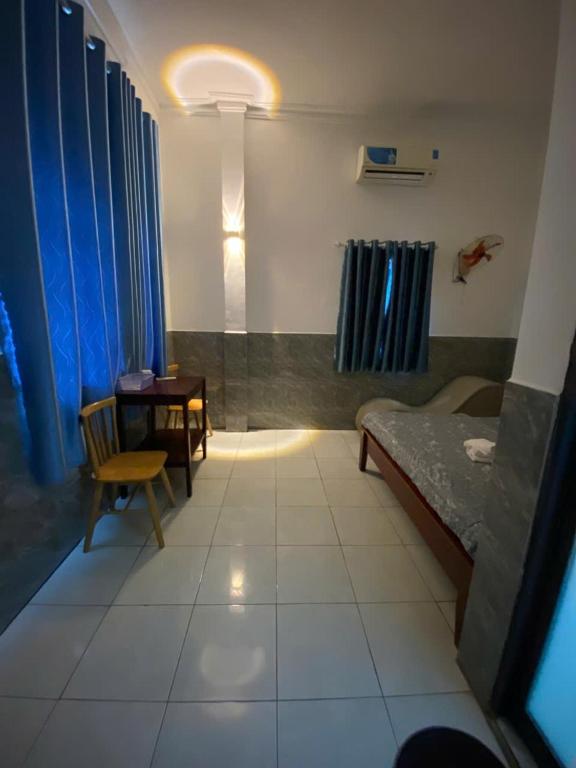 a room with a bed and a table in it at Nhà Nghỉ 36 in Ga Trảng Bôm