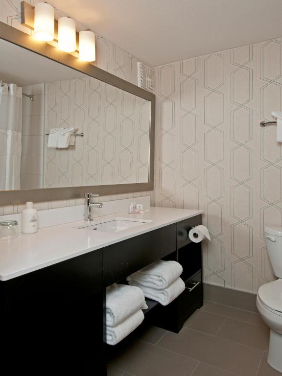 Travel Proud Sustainability certification Coast Kamloops Hotel & Conference Centre - Rey De La Costa Con Vista Al Valle