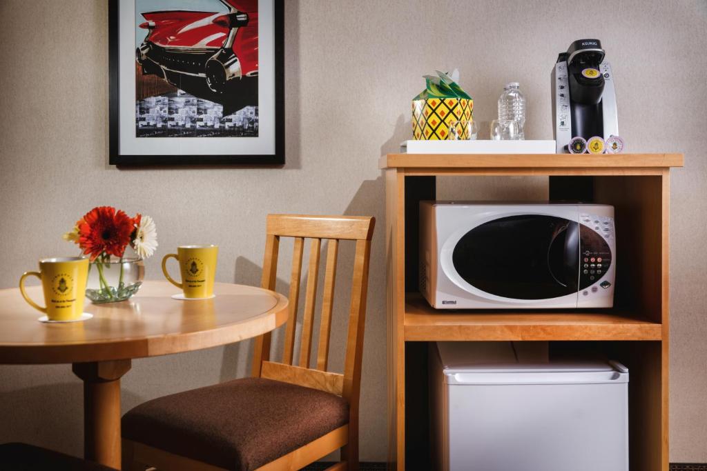 Příslušenství pro přípravu čaje a kávy v ubytování Staypineapple, University Inn, University District Seattle