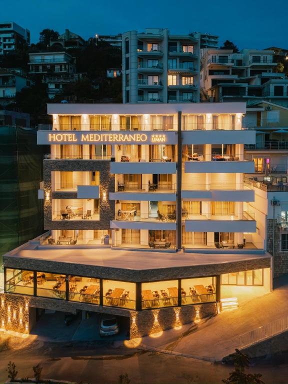 a night view of a hotel with lights at Hotel Mediterraneo Liman in Ulcinj