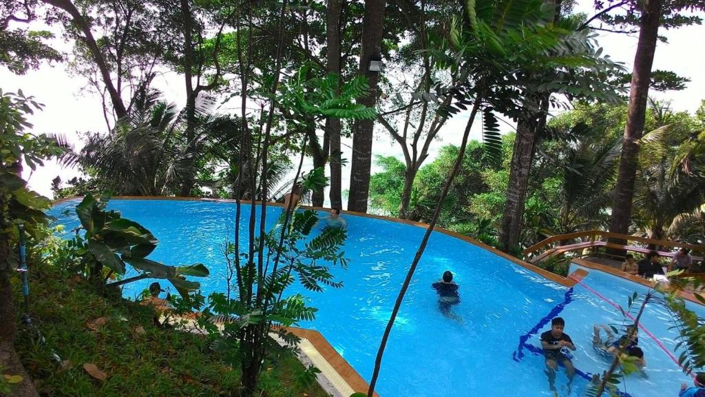 Bazén v ubytování Chang Cliff Resort nebo v jeho okolí