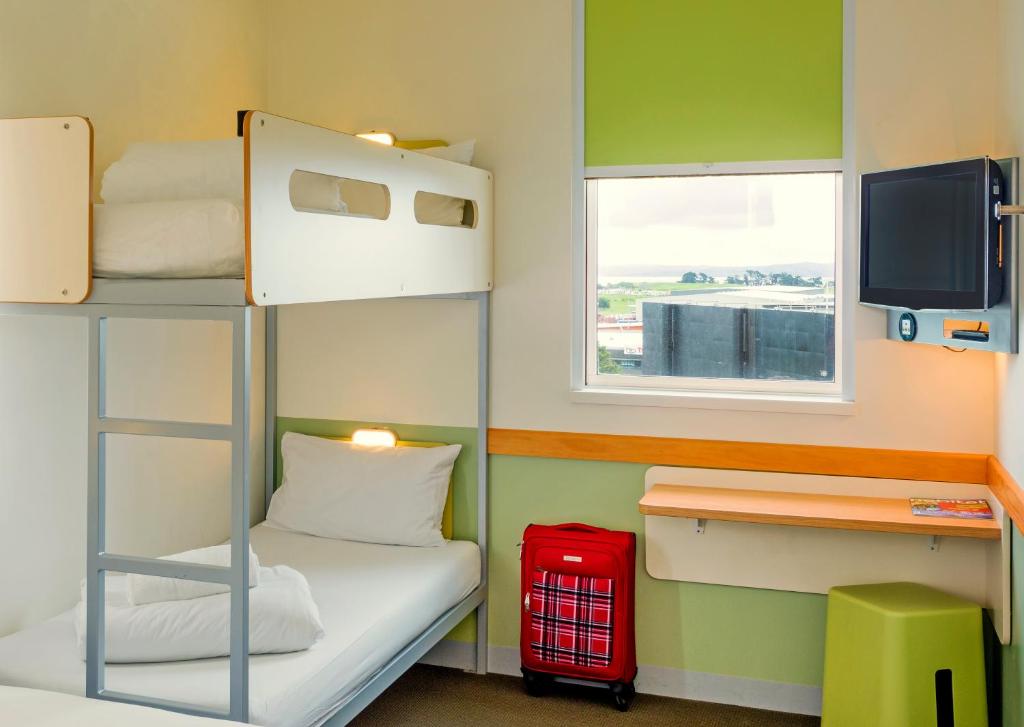 Postel nebo postele na pokoji v ubytování ibis Budget Auckland Airport