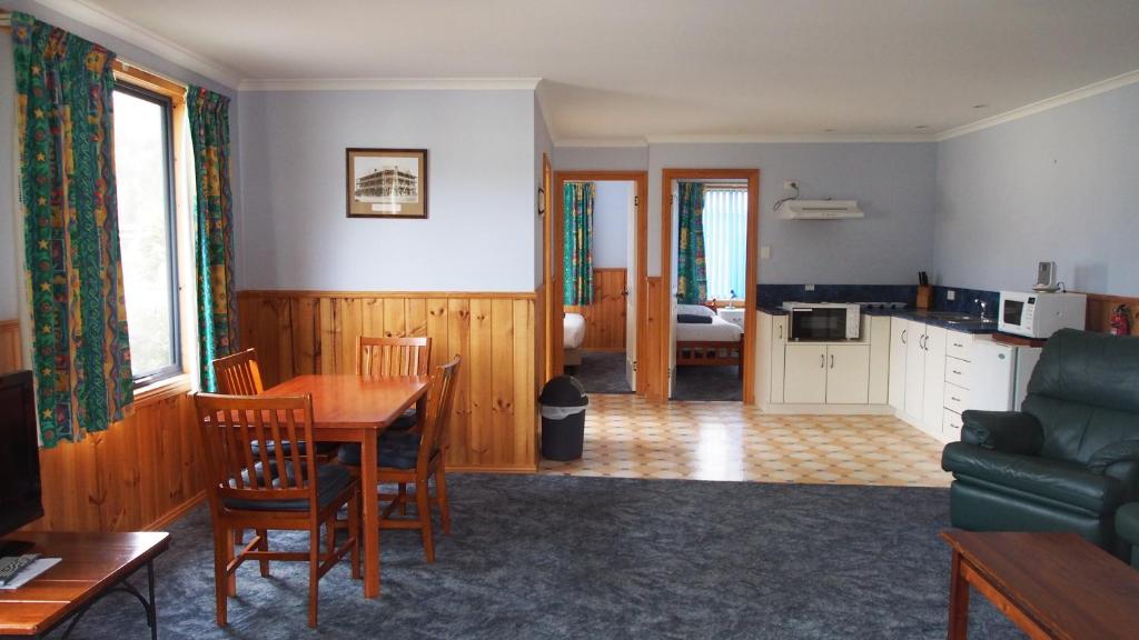 Strahan Retreat Holiday Park - Retreat Cottage - Deux Chambres