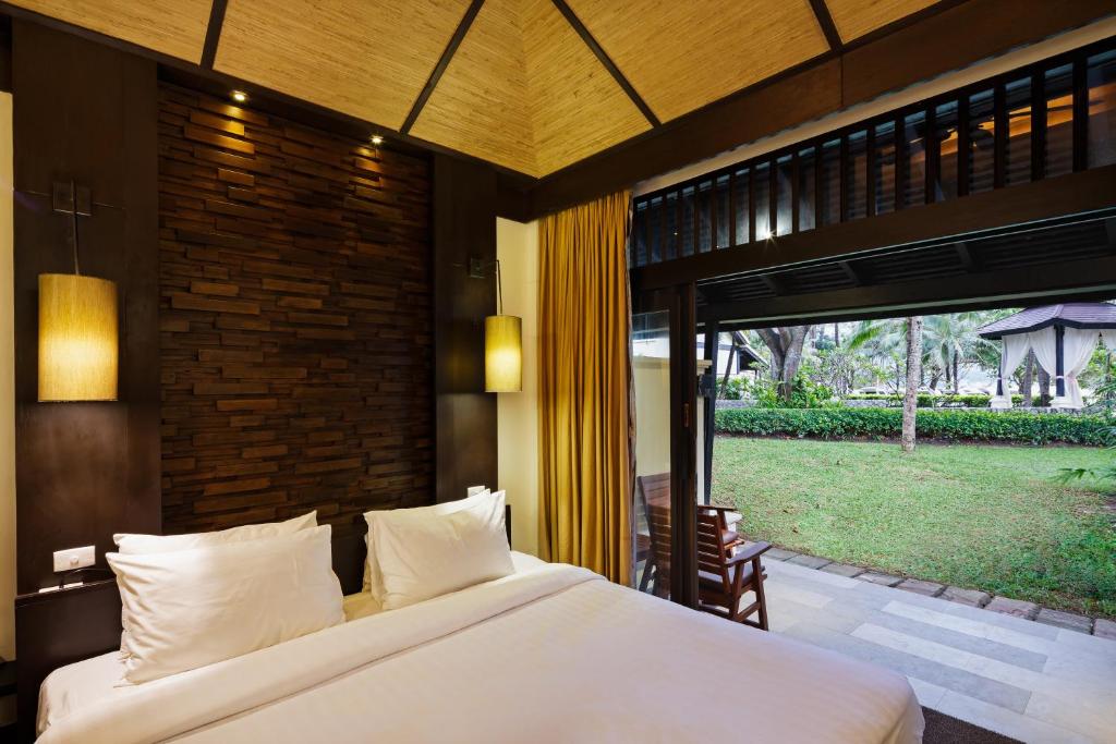 Impiana Beachfront Resort Patong, Phuket - Superior Sea View