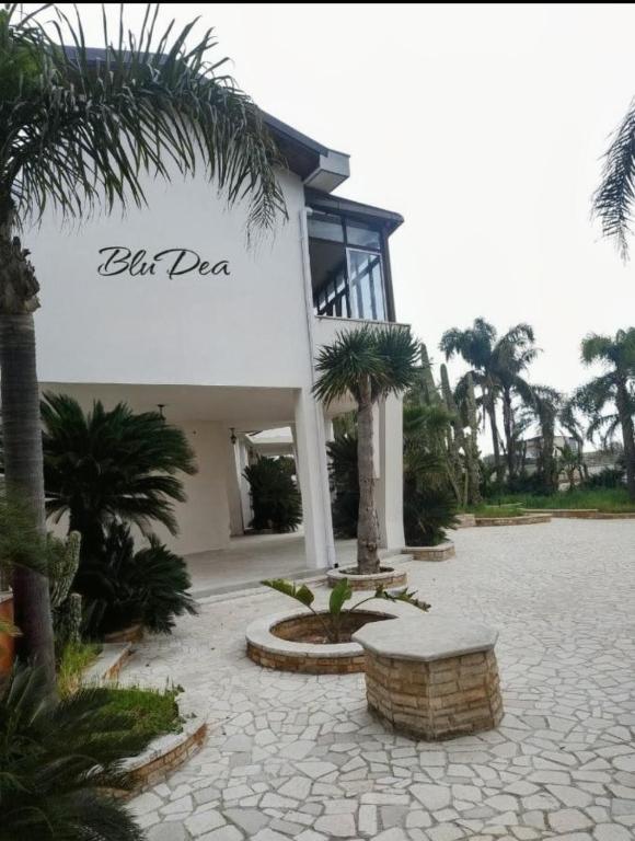 a building with a sign that reads bat dog at Villa Blu Dea room & apartment in Torre Lapillo