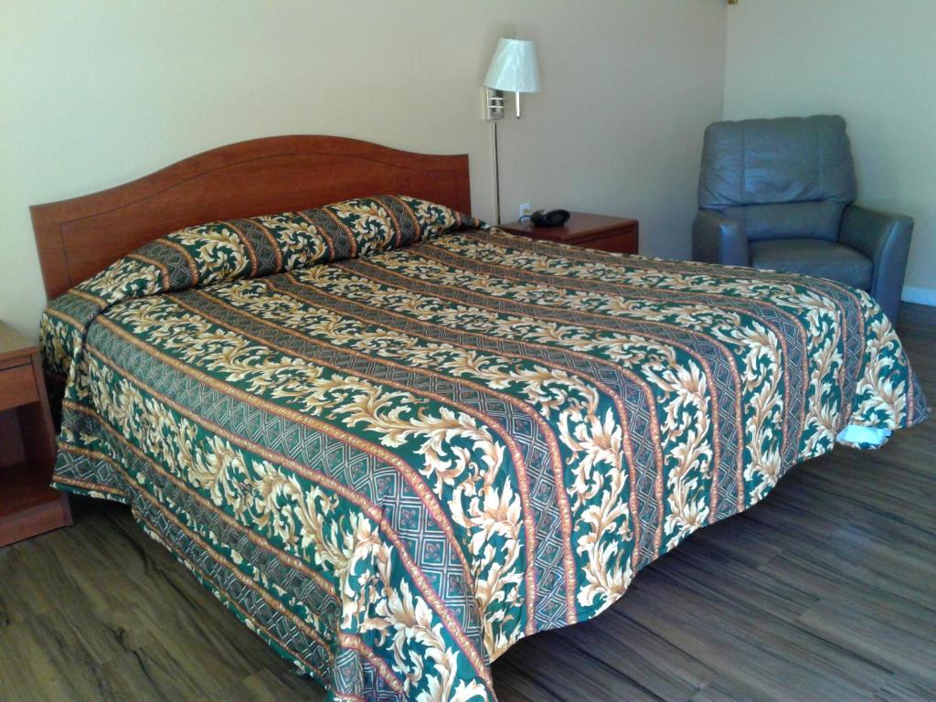 Ένα ή περισσότερα κρεβάτια σε δωμάτιο στο Desert Inn Motel