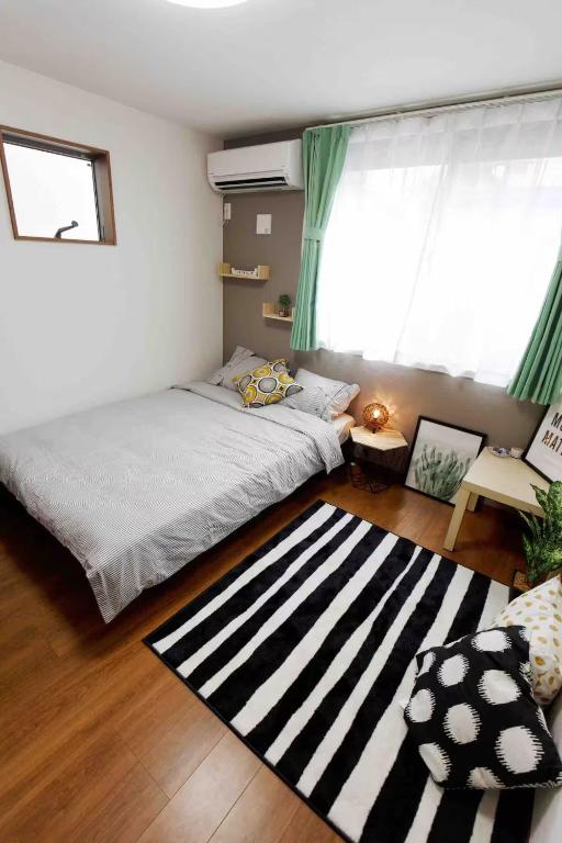 GS103 Ground Floor Couple Retreat Easy Airport Access Private Kitchen and Bath Sleeps 2