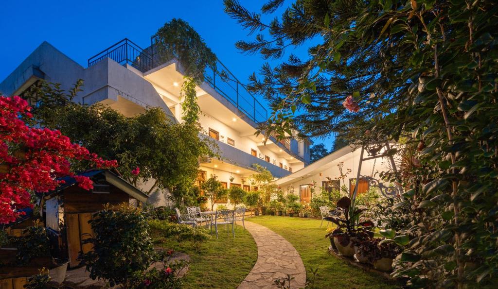 a courtyard of a building with chairs and flowers at leisure Mount View in Haputale