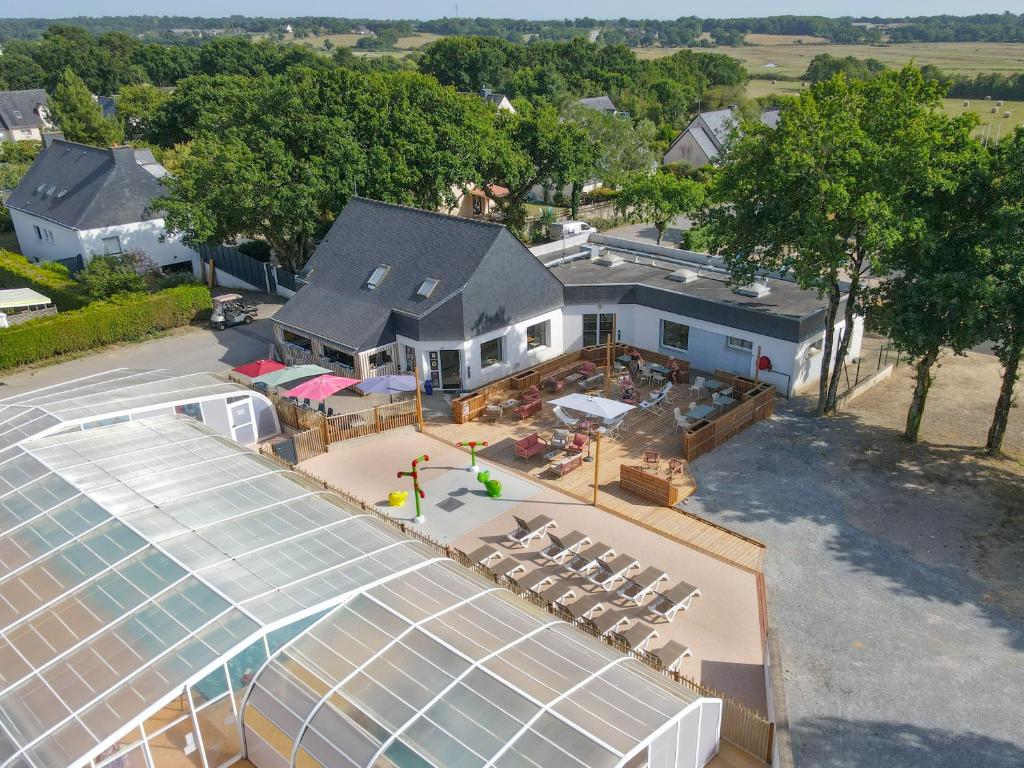 an overhead view of a house with a solar roof at Camping Domaine du Morbihan in Ambon