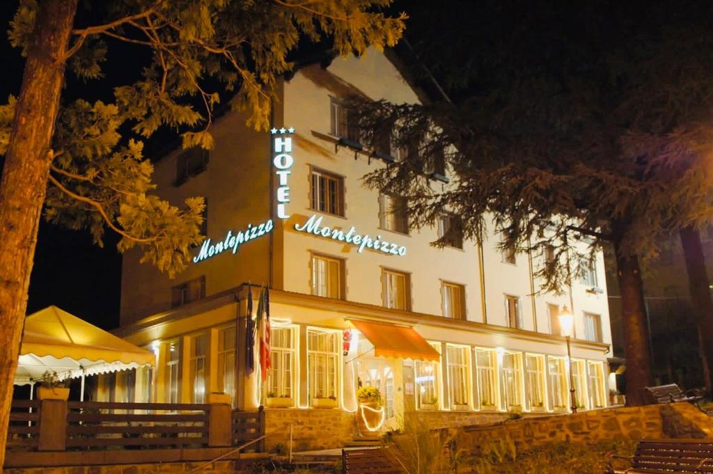 ein Gebäude mit einem Schild an der Seite in der Unterkunft Hotel Montepizzo in Lizzano in Belvedere