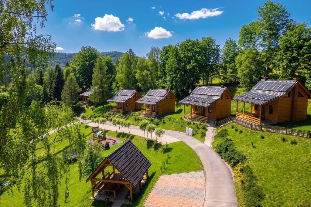 an overhead view of a group of cottages at Widokowa osada drewnianych domków, tuż przy szlakach turystycznych in Brenna