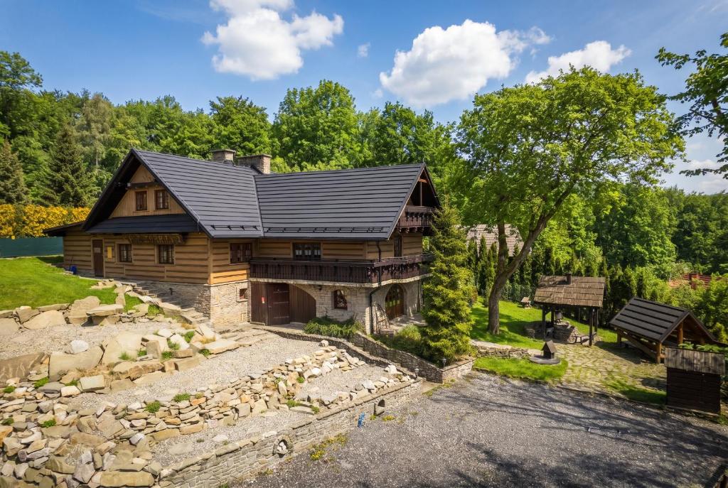 an exterior view of a log home with a yard at Dom dla 16 osób z bilardem - Ino Zajrzyj in Ustroń