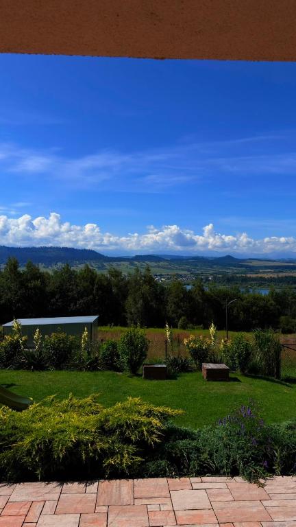 a garden with a view of the mountains in the distance at Domek na Hubce 1 Blisko Velo Czorsztyn in Maniowy