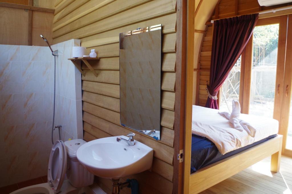 Bamboo Bungalow - Standard Double Room With Fan