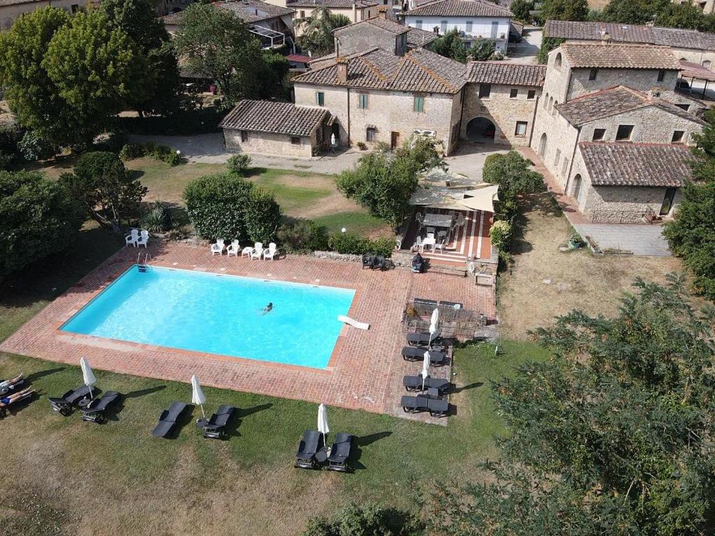 an aerial view of a swimming pool in a yard at S.M. L'ARCO in Monteriggioni