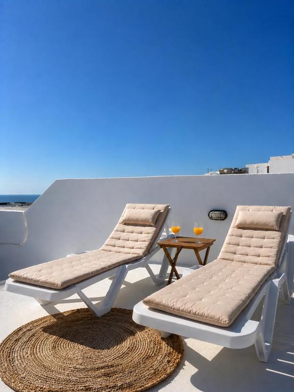 two chairs and a coffee table on a balcony at Pico Colorao Loft in Soo
