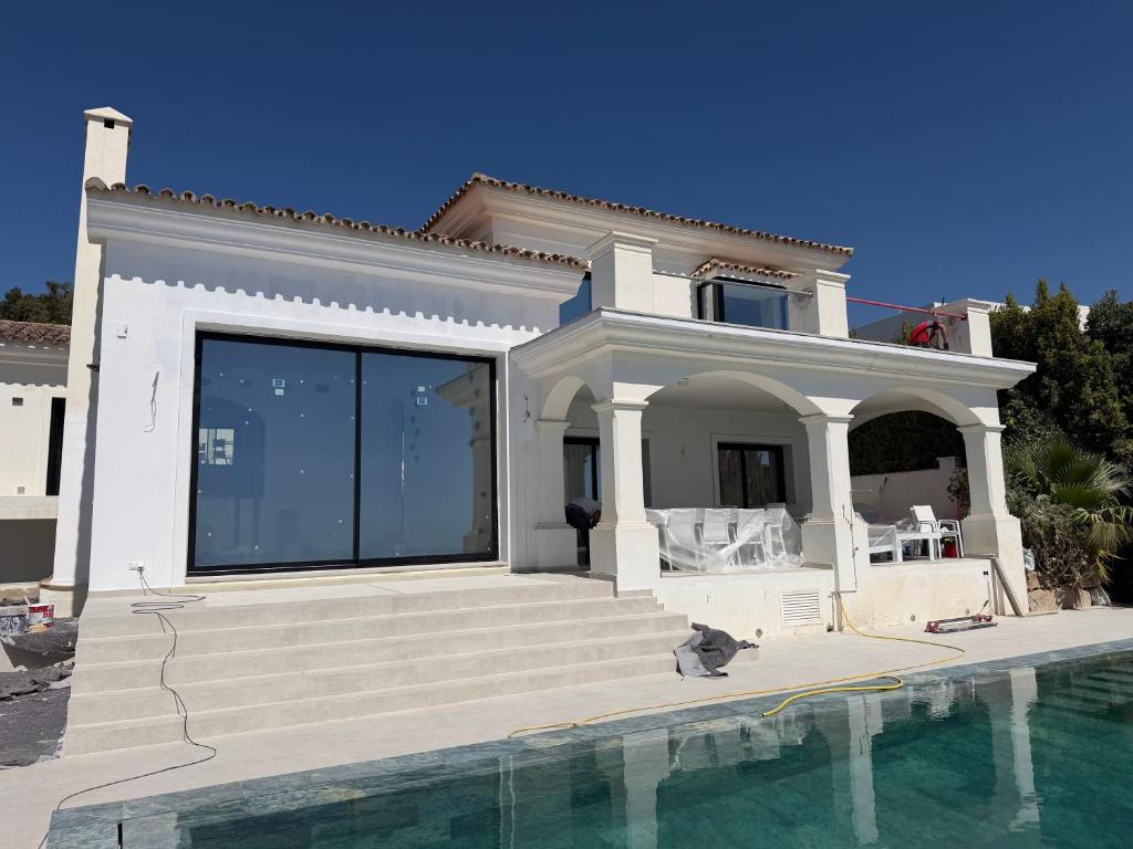Villa de Charme vue spectaculaire mer, 8 personnes a Manilva,piscine chauffée