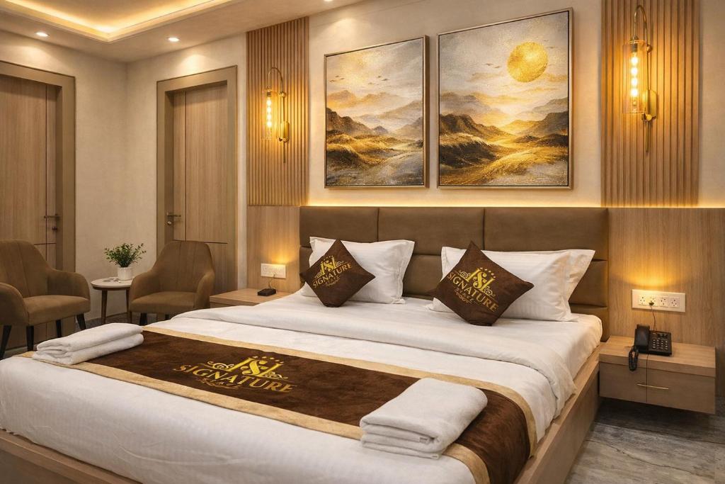 a bedroom with a large bed in a room at Hotel Atlantiis Suites By Signature StayZ Rathyatra Near Vishwanath Temple in Varanasi