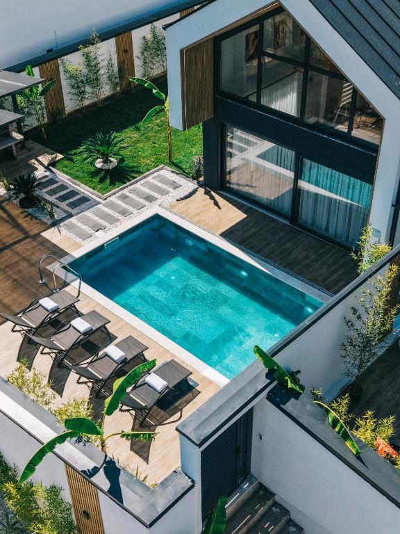 an overhead view of a swimming pool in a house at Rua Sapanca in Sapanca